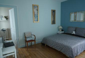 Studio privatis   avec terrasse dans maison de charme angevine has Balcony rooms