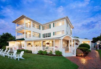 Inn at Harbor Hill Marina has Balcony rooms