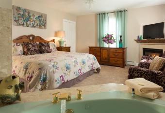 Beech Tree Inn & Cottage has rooms with a private hot tub