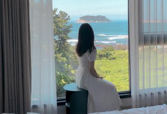 Hotel Seogwipean allows 18 year olds to book a room