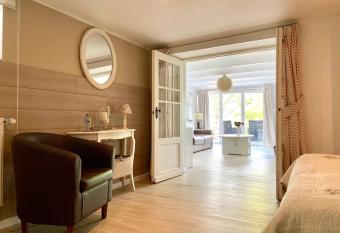 Le Jardin de Louise has Balcony rooms