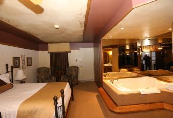 Motel Grand-Pr   Inc has rooms with a private hot tub