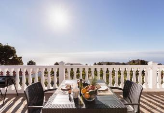 EL MIRADOR allows 18 year olds to book a room