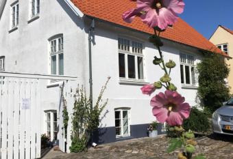 Hyggelig lille lejlighed has Balcony rooms