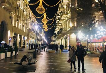 Nizami Street VIP Apartment has rooms with a private hot tub