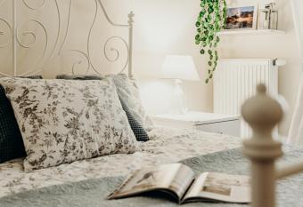 14-nastka Nowe Or  owo Gdynia allows 18 year olds to book a room