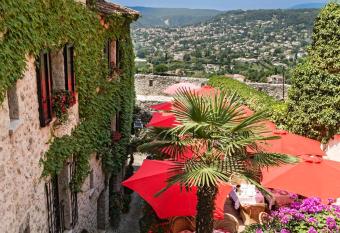 Hotel Le Saint Paul allows 18 year olds to book a room