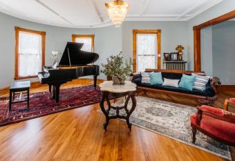 Reynolds House Inn allows 18 year olds to book a room