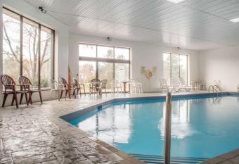 Quality Inn Bracebridge allows 18 year olds to book a room