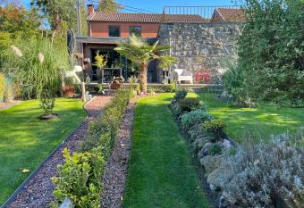 L attente d  tente    200 m du parc  allows 18 year olds to book a room