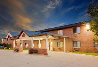 Howard Johnson by Wyndham Waterloo/Cedar Falls has rooms with a private hot tub