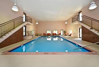 Manchester Heritage Inn & Suites allows 18 year olds to book a room