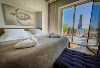 La Maison R  gent & spa face    la mer allows 18 year olds to book a room
