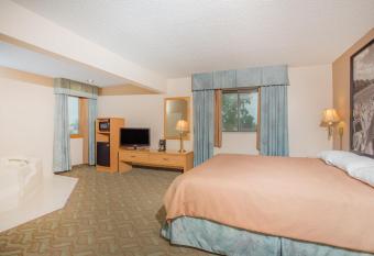 Super 8 by Wyndham Monroe WI has rooms with a private hot tub