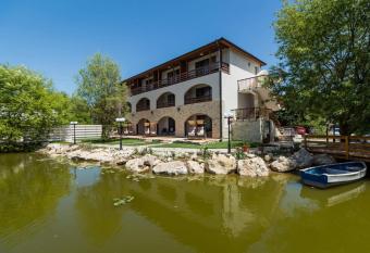 ViiLaLac has Balcony rooms