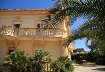 H  tel Du Soleil allows 18 year olds to book a room