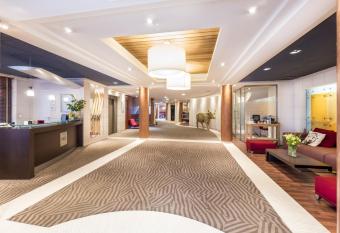 H  tel Le Pr   Carr   allows 18 year olds to book a room