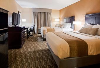 Best Western Granbury Inn and Suites has rooms with a private hot tub