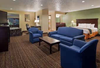 Best Western Richland Inn-Mansfield has rooms with a private hot tub