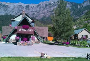 Twin Peaks Lodge & Hot Springs has Balcony rooms