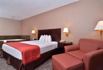 Best Western Dayton Inn & Suites has rooms with a private hot tub