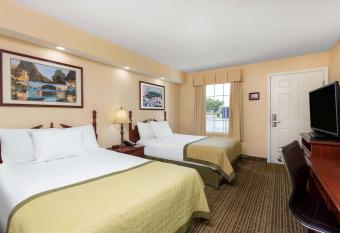 Baymont Inn & Suites Easley/Greenville has Smoking rooms