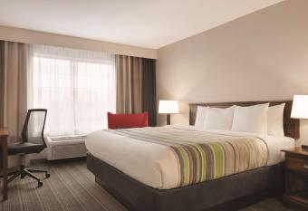 Country Inn & Suites by Radisson, Michigan City IN has rooms with a private hot tub