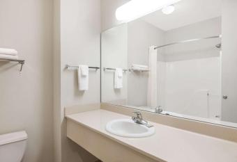 Super 8 by Wyndham Columbia East has rooms with a private hot tub