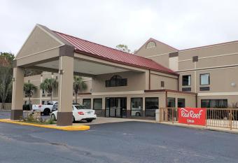 Red Roof Inn Moss Point allows 18 year olds to book a room