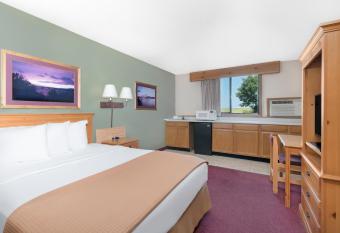 Super 8 by Wyndham Chamberlain SD has rooms with a private hot tub