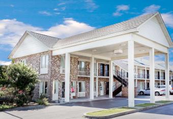 Days Inn by Wyndham Manning has Smoking rooms