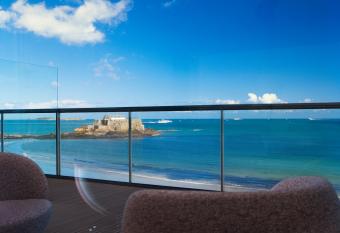 Oceania Saint Malo has rooms with a private hot tub