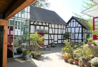 Ferienhaus im Fachwerkhof  Haus in Bewegung  allows 18 year olds to book a room