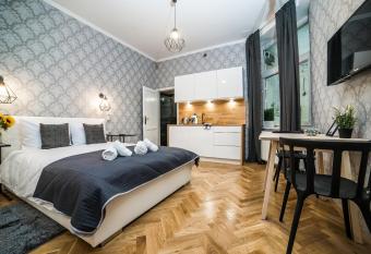 Cracovia Wawel Apartments has rooms with a private hot tub
