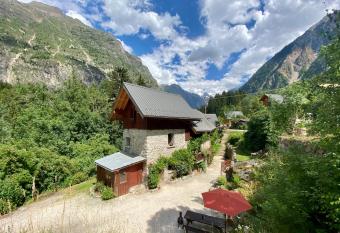 Ecrins Lodge allows 18 year olds to book a room