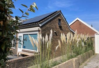 ZeeBedStay has Balcony rooms
