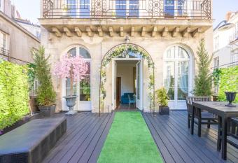 Terrasse Royale au Coeur de Nantes allows 18 year olds to book a room