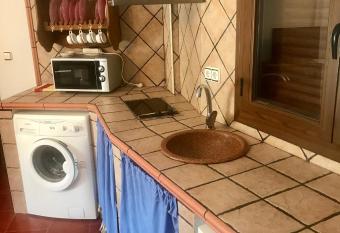 Alojamiento Rural    Los Ciruelillos   allows 18 year olds to book a room