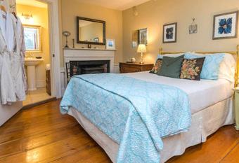 Elms of Camden has rooms with a private hot tub