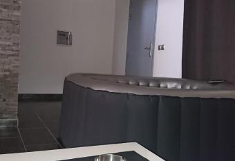 Bungalow Tha   vip jacuzzi interne allows 18 year olds to book a room