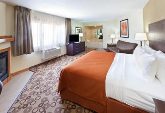 Spark by Hilton Cedar Falls has rooms with a private hot tub
