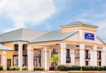 Howard Johnson by Wyndham Perry GA has Smoking rooms