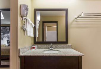 Super 8 by Wyndham Sun Prairie/Madison E has rooms with a private hot tub
