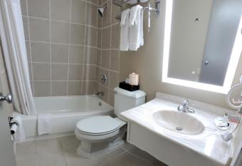 Baymont by Wyndham Liberty MO has rooms with a private hot tub