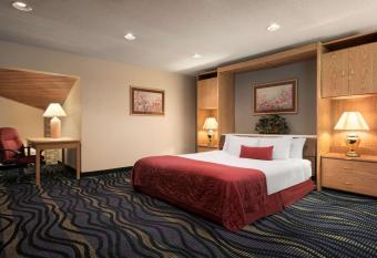 Baymont by Wyndham Logan has rooms with a private hot tub