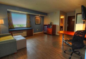 Clarion Pointe Staunton East has rooms with a private hot tub