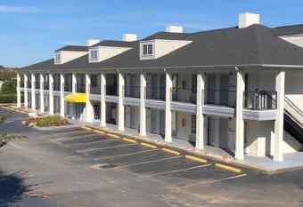 Super 8 by Wyndham Orangeburg North has Smoking rooms