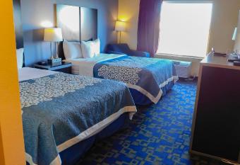 Days Inn & Suites by Wyndham Pocahontas has rooms with a private hot tub