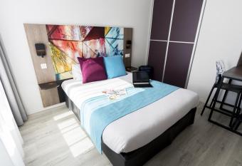 Appart-H  tel Mer & Golf City Bordeaux Lac allows 18 year olds to book a room