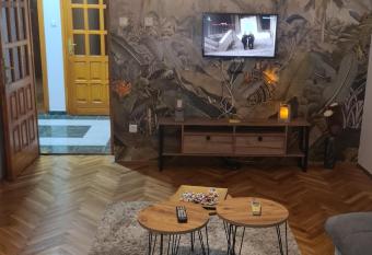 Apartmani Santa Barbara has rooms with a private hot tub